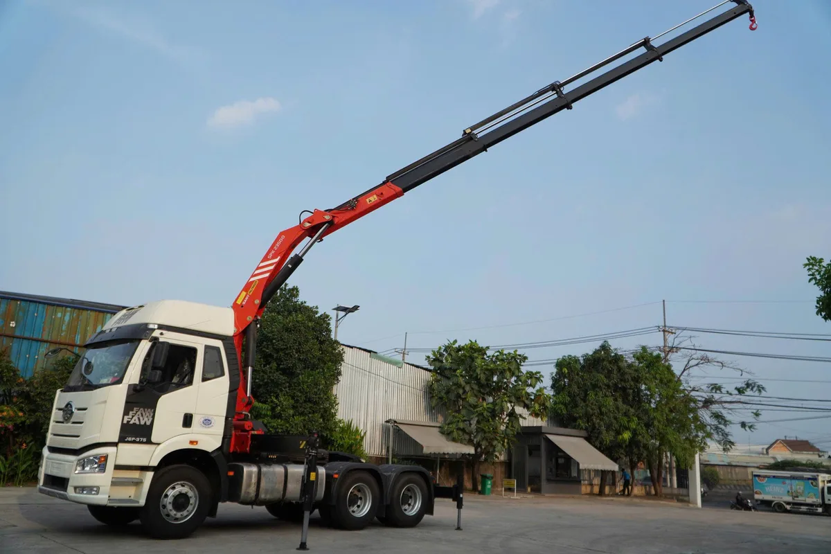Xe Đầu Kéo FAW J6P 6x4 Gắn Cẩu Gập Sany Palfinger 10 Tấn (SPK23500 C) - hình 2