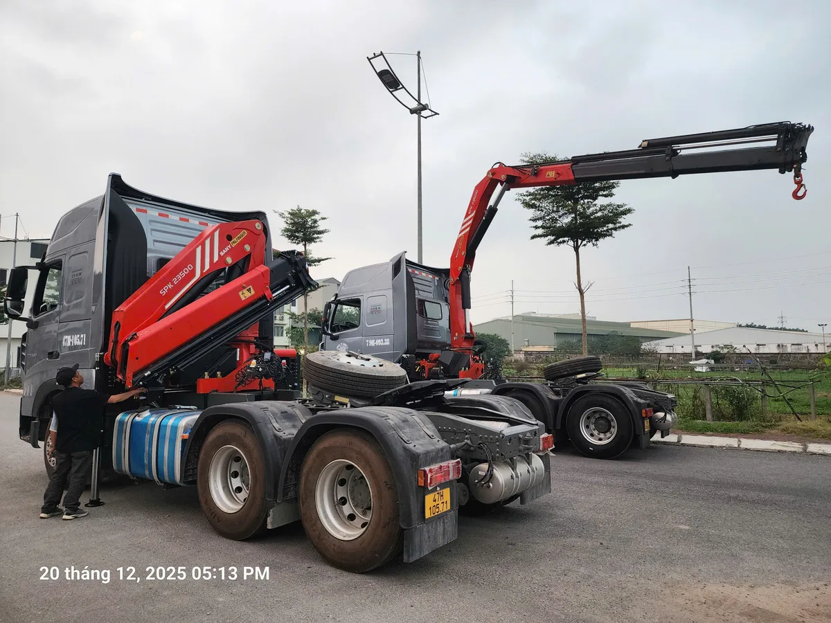 Xe Đầu Kéo Howo TH7 440HP Gắn Cẩu Gập Sany Palfinger 10 Tấn (SPK 23500C) - hình 3