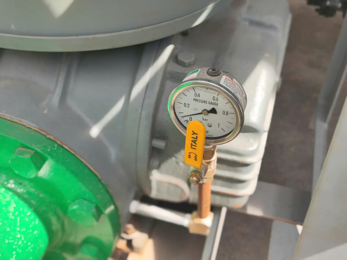 Xe Bồn Cám Thổi Chenglong 4 Chân (Dung Tích 30 Khối, Động Cơ Yuchai 330HP) - hình 9
