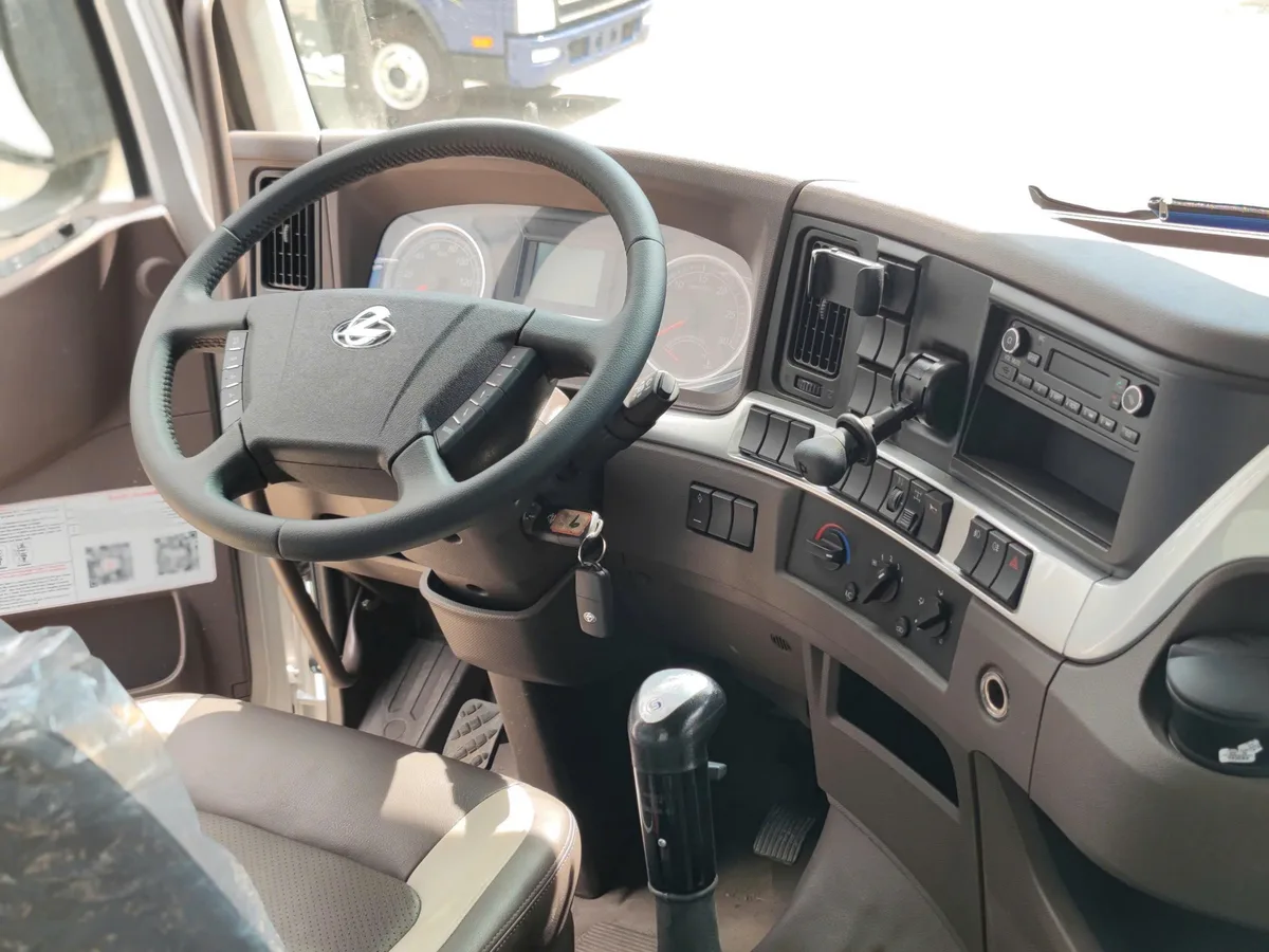 Xe Bồn Cám Thổi Chenglong 4 Chân (Dung Tích 30 Khối, Động Cơ Yuchai 330HP) - hình 12