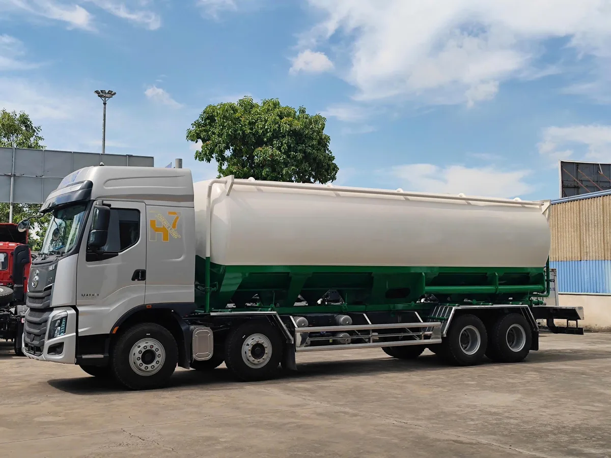 Xe Bồn Cám Thổi Chenglong 4 Chân (Dung Tích 30 Khối, Động Cơ Yuchai 330HP) - hình 13