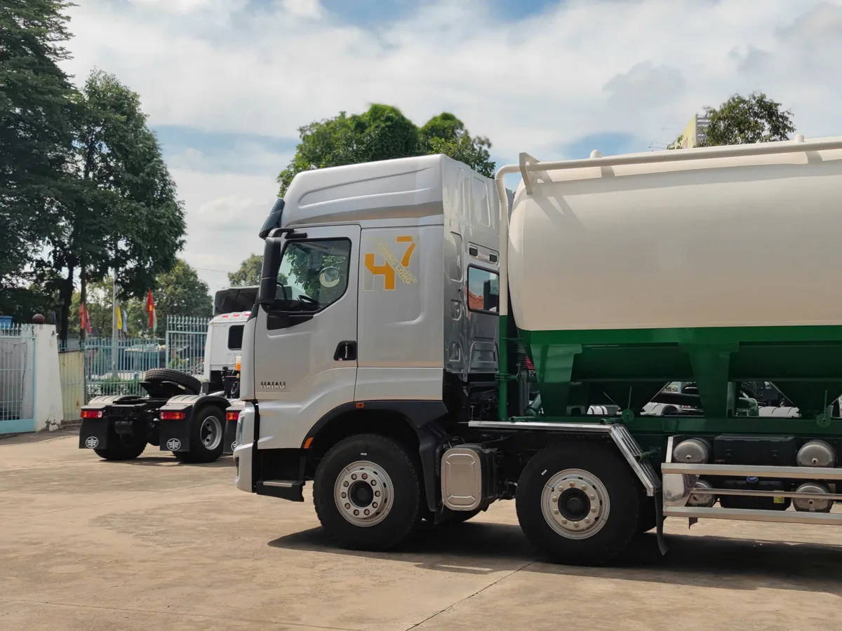 Xe Bồn Cám Thổi Chenglong 4 Chân (Dung Tích 30 Khối, Động Cơ Yuchai 330HP) - hình 14
