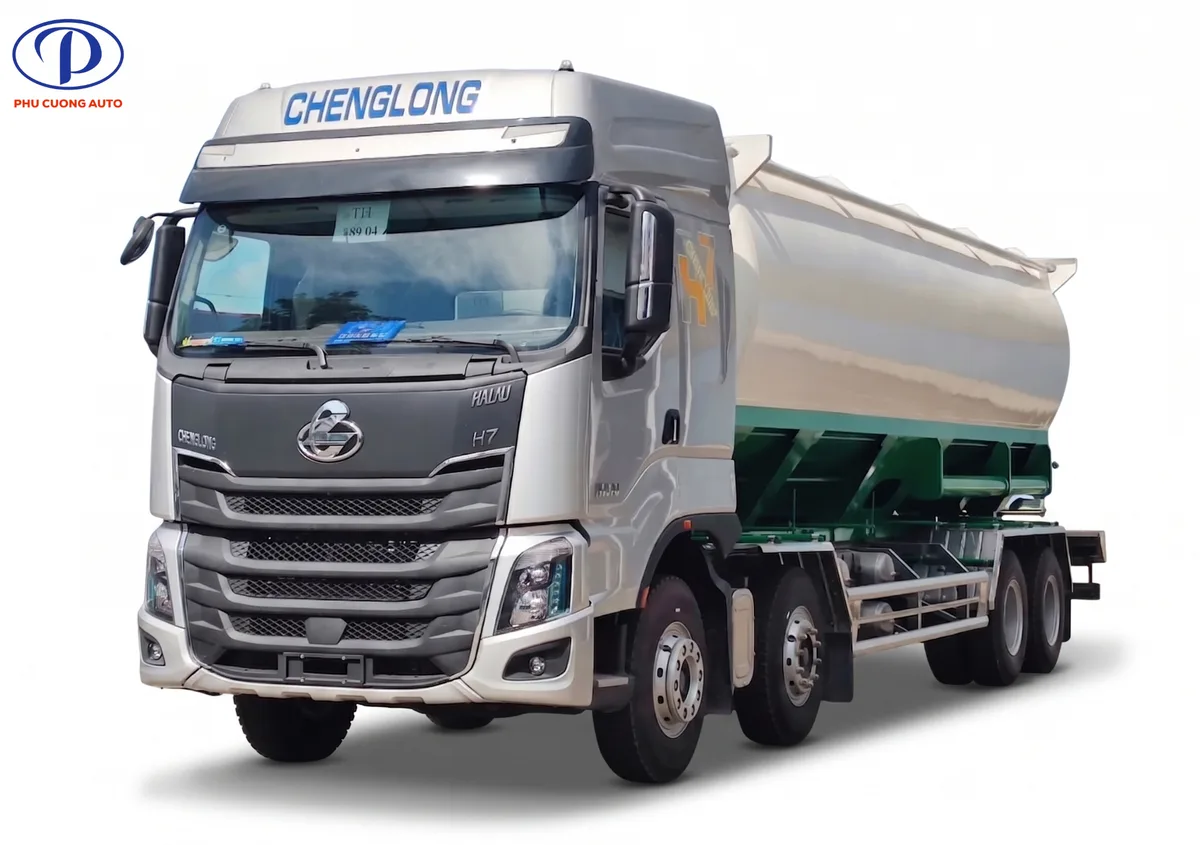 Xe Bồn Cám Thổi Chenglong 4 Chân (Dung Tích 30 Khối, Động Cơ Yuchai 330HP)