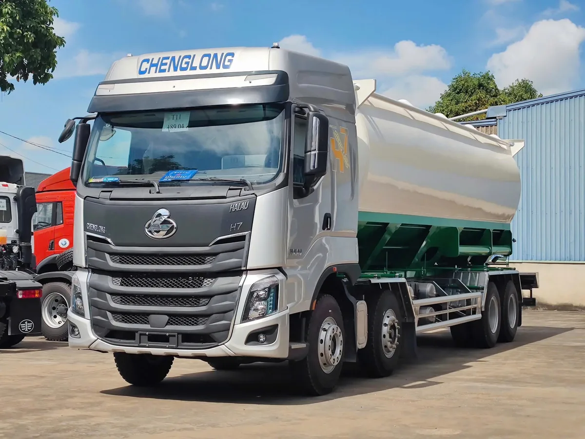 Xe Bồn Cám Thổi Chenglong 4 Chân (Dung Tích 30 Khối, Động Cơ Yuchai 330HP) - hình 2