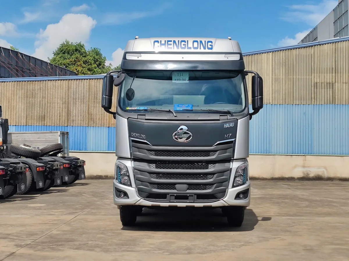 Xe Bồn Cám Thổi Chenglong 4 Chân (Dung Tích 30 Khối, Động Cơ Yuchai 330HP) - hình 3