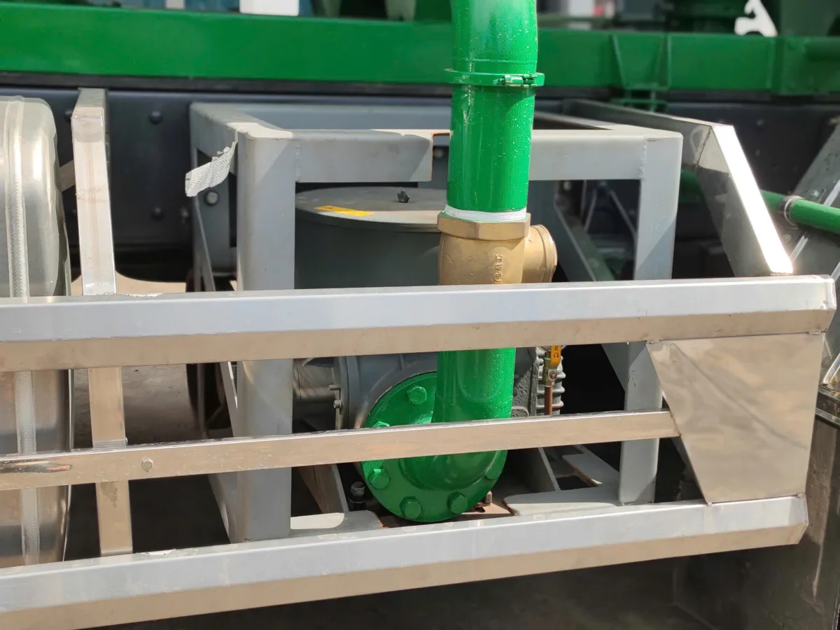 Xe Bồn Cám Thổi Chenglong 4 Chân (Dung Tích 30 Khối, Động Cơ Yuchai 330HP) - hình 5