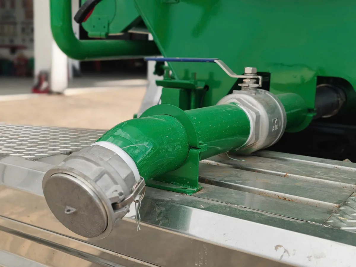 Xe Bồn Cám Thổi Chenglong 4 Chân (Dung Tích 30 Khối, Động Cơ Yuchai 330HP) - hình 8