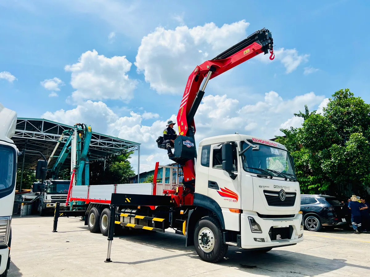 Xe Cẩu Tự Hành Dongfeng 3 Chân Gắn Cẩu Gập Sany Palfinger 12 Tấn (SPK 32080 C) - hình 3