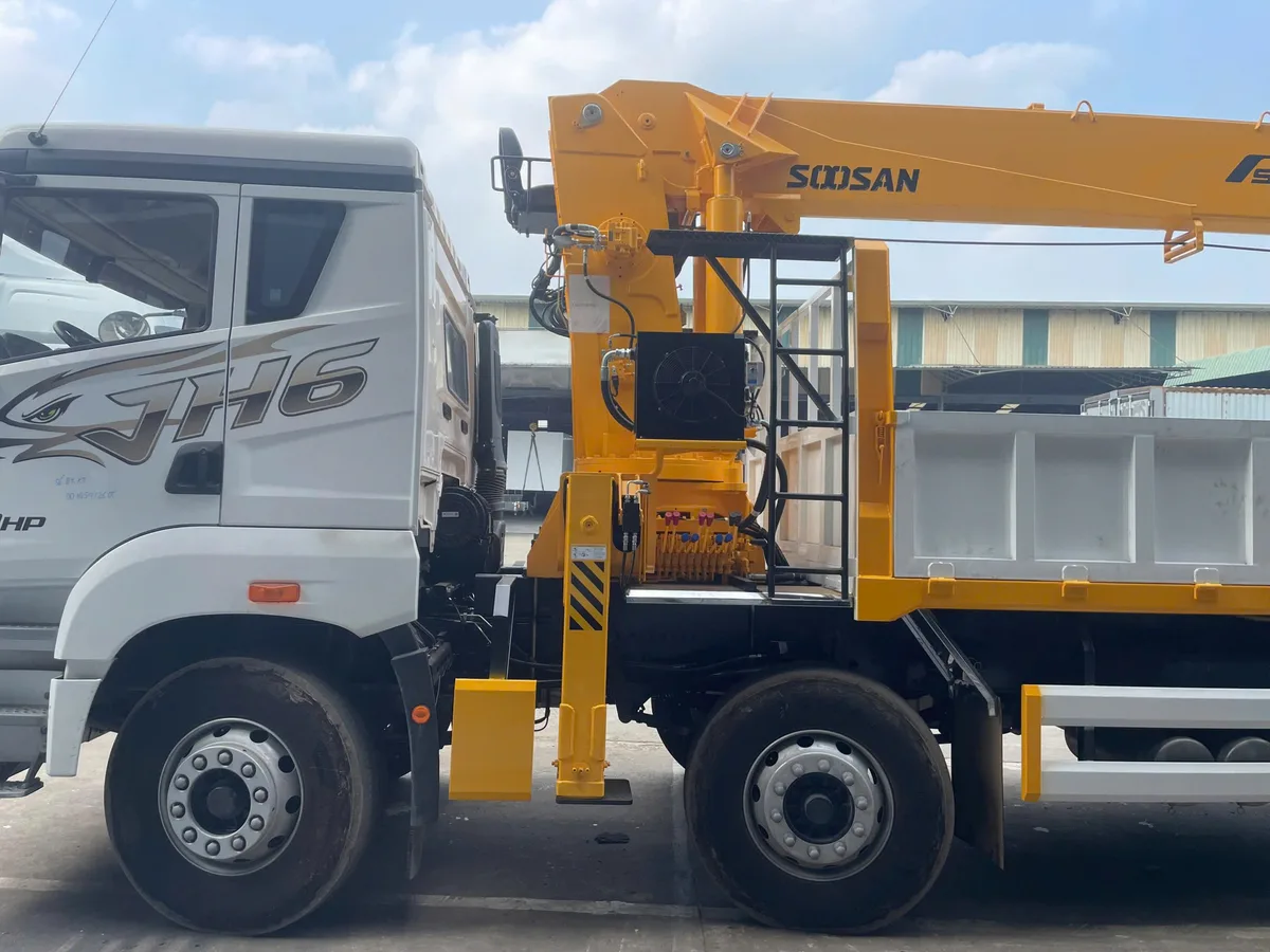 Xe Cẩu Tự Hành FAW JH6 4 Chân Gắn Cẩu SOOSAN 15 Tấn (SCS1516S) - hình 4