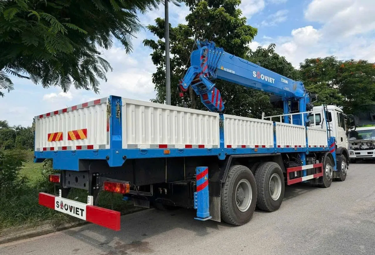 Xe Cẩu Tự Hành HOWO 4 Chân TX350 Gắn Cẩu XCMG 20 Tấn (GSQS500-6) - hình 3