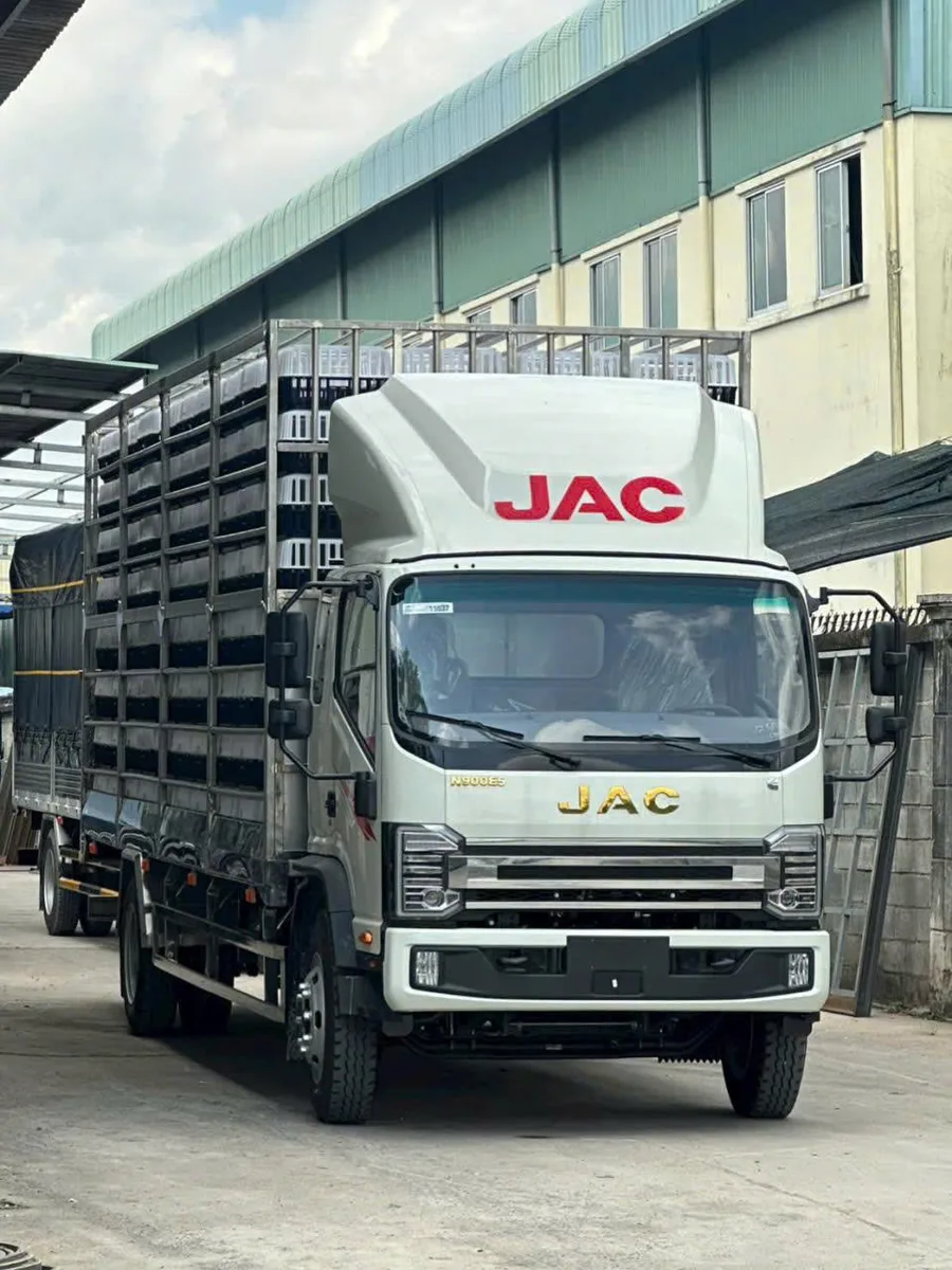 Xe Tải Chở Gia Cầm JAC N900 PLUS E5 (320 Lồng, Tải Trọng 6.85 Tấn)
