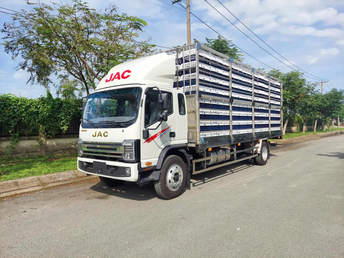 Xe Tải Chở Gia Cầm JAC N900 PLUS E5 (320 Lồng, Tải Trọng 6.85 Tấn) - hình 2